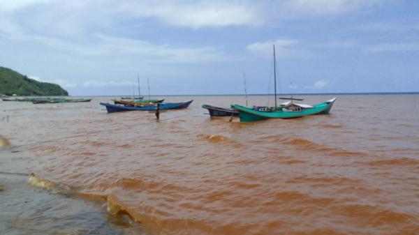Pencemaran Limbah Tambang Nikel di Pesisir Pantai Lasusua Kolut Hancurkan Mata Pencaharian Nelayan