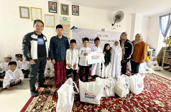 Safari Ramadhan, BRI Surabaya Bagikan Paket Sembako untuk Yatim dan Dhuafa