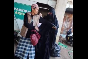 Pria Pakai Cadar Masuk Area Khusus Wanita di Masjid Terciduk Warga, Netizen: Meresahkan Banget!