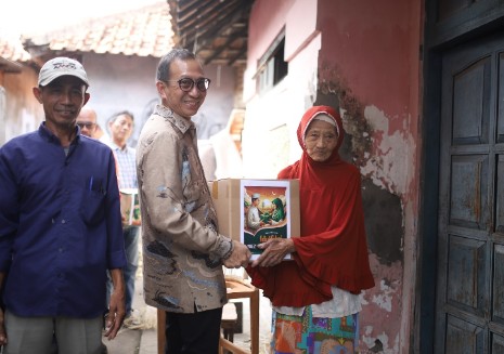 Cirebon Power Bagikan Ribuan Bingkisan Idul Fitri untuk Warga