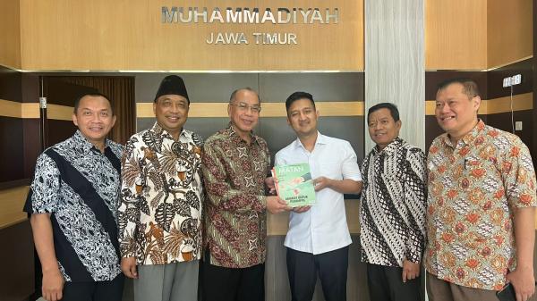 Bertemu Pimpinan PW Muhammadiyah Jatim, Tom Liwafa Resmi Jadi Anggota Baru