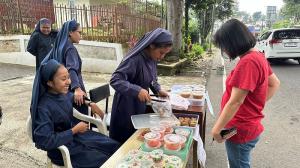 Agak Laen! Suster Gereja Jualan Takjil Buka Puasa Ramadhan