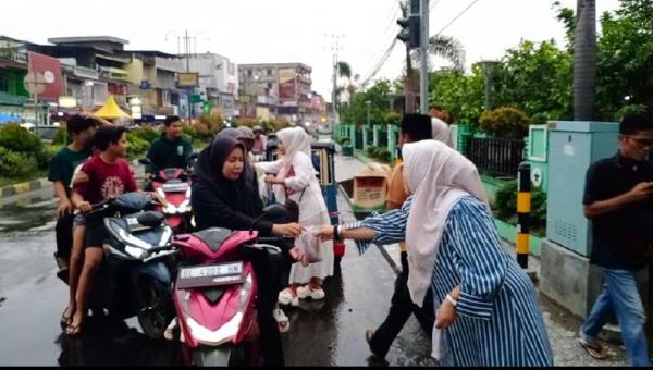 Berbagi Berkah di Bulan Ramadhan, Distributor Pupuk CV. Halim Jaya Bagikan Takjil di Kota Kutacane