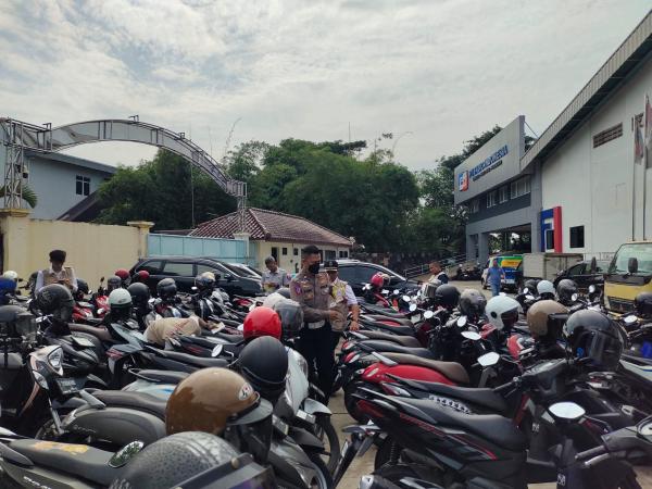 Ratusan Ribu Kendaraan di Cianjur Tak Bayar Pajak, Samsat Bergerak Tempel Stiker Nunggak Pajak