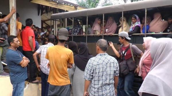 Diwarnai Ricuh dan Isak TangisWarga Aceh Barat Usir Paksa Pengungsi Rohingya