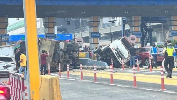 Detik-detik Kecelakaan Beruntun 7 Kendaraan di Gerbang Tol Halim Utama