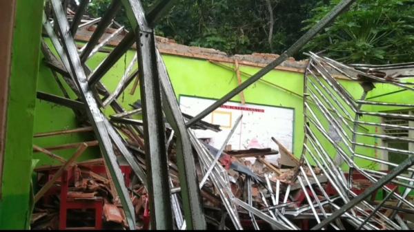 Atap Sekolah di Bojonegara Serang Ambruk, Siswa Diliburkan