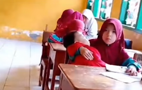 Kisah Pilu Gadis 9 Tahun, Setiap Hari ke Sekolah Sambil Gendong Adik Setelah Ibunya Meninggal