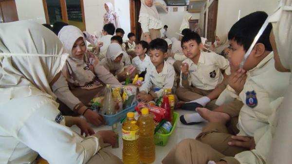 Siswa SD Muhammadiyah Program Khusus Banyudono Membuat Parsel Bersama Untuk Kaum Duafa