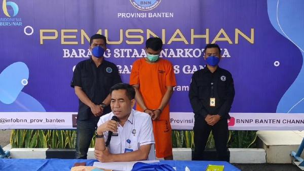 BNNP Banten Gagalkan Penyelundupan Ganja 472 Gram melalui Jasa Pengiriman Barang