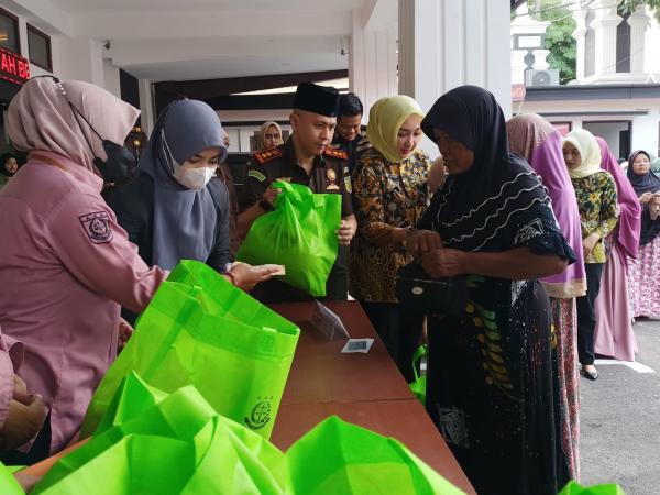 700 Paket Sembako Bazar Murah Kejaksaan Negeri Tuban, Ludes Diserbu Warga