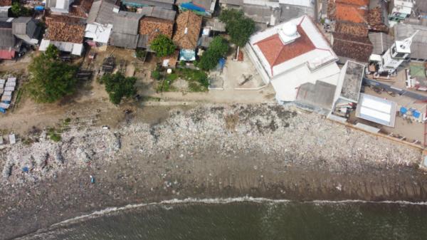 Ribuan Ton Sampah Menumpuk Dibibir Pantai Labuan, Pencemaran Lingkungan Sangat Mengkhawatirkan