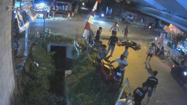 Kecelakaan Tragis Hari Ini, Terekam CCTV Pengendara Motor Adu Banteng Satu Kritis
