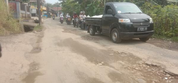 Ruas Jalan Abdul Fatah Ciampea -Tenjolaya Rusak Parah, Pelaksana Proyek Saling Lempar Tanggung Jawab