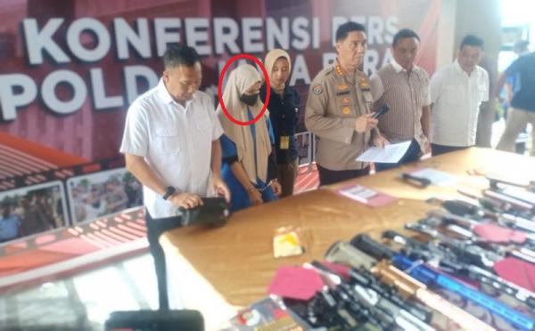 Simpan dan Jual Senjata Api Ilegal, Ibu Rumah Tangga di Bandung Ditangkap Polisi