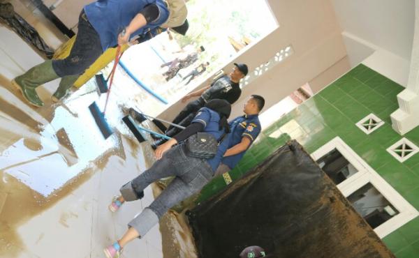 AMPI KBB Bersihkan Ponpes yang Terendam Lumpur Imbas Banjir Bandang