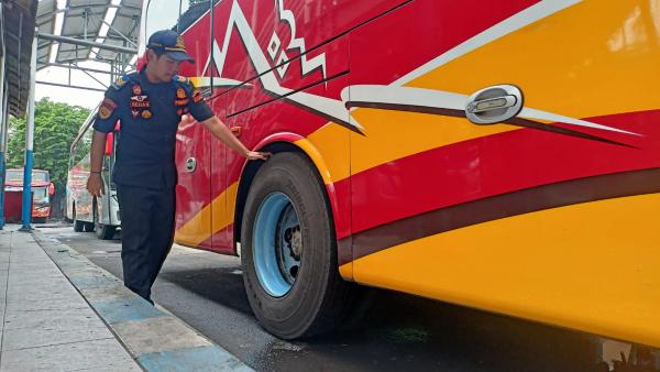 Ditemukan Bus Kaca Retak saat Ramp Check,  Petugas Keluarkan Bus dari Terminal Tanpa Penumpang