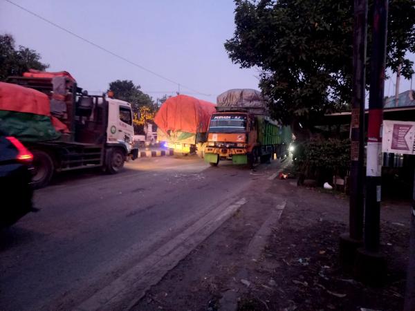 Empat Kendaraan Terlibat Kecelakaan Beruntun di Jalan Nasional Jombang, Pemotor Tewas Tergencet