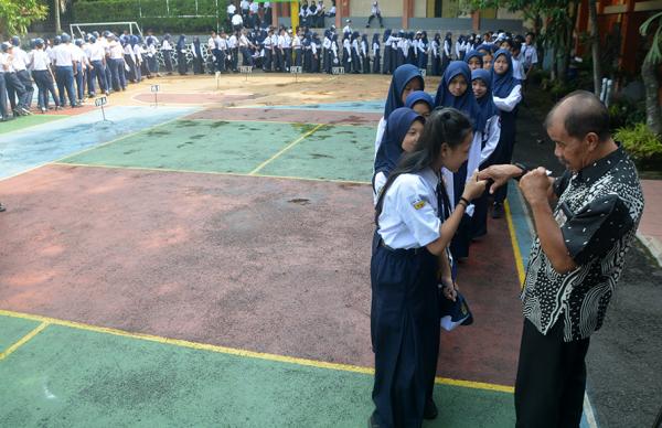 Momen Haru Ratusan Siswa dan Guru Lepas Kepala SMPN 27 Semarang jelang Purna Tugas