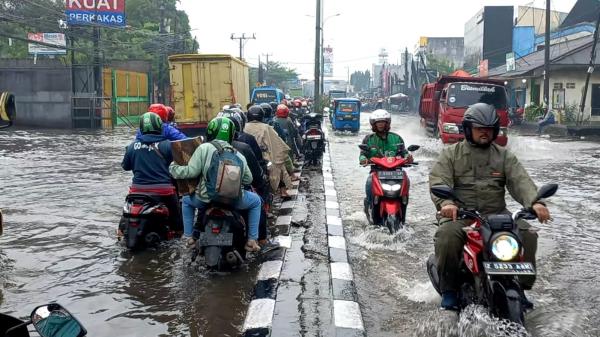 Diguyur Hujan 1 Jam, Jalur Mudik Pemotor di Tambun Bekasi Terendam Banjir