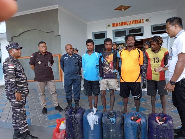 Bawa Ganja, 4 Orang WNA Pelintas Batas RI-PNG Diamankan Tim XQR Satrol Lantamal X dan Posal Skow Sae