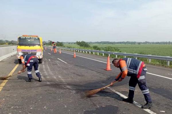 Kecelakaan di Tol Pemalang-Batang, Truk Muatan Gas Elpiji 3 Kg Tabrak Truk Trailer