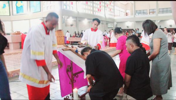 Jumat Agung, Ribuan Umat Katolik Atambua  Gelar Ritual Kecup Salib