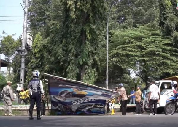 Pelanggaran Reklame di Jombang Marak, Satpol PP-Tim Gabungan Eksekusi 84 Titik Lokasi