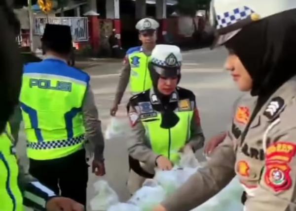 Viral Polisi Bagi-bagi Takjil di Jalan Sepi Dikira Mau Razia, Ria Ricis: Sini Pak Saya Bantu Bagiin