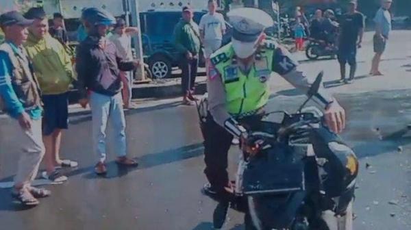 Foto Sat Lantas Polres Tanggamus Evakuasi Korban dan Olah TKP Kecelakaan Lalu Lintas di Kota Agung