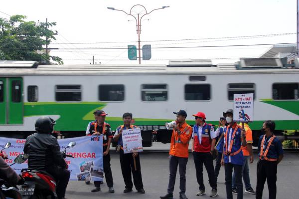 Hati-hati di Lintasan Rel, Lalu Lintas Kereta Api Mulai Padat