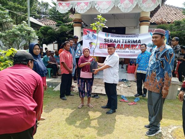 Camat Baradatu Pawit Abimaba Bagikan Bibit Alpukat kepada 70 Warga Kampung Banjar Mulya