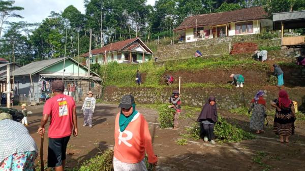 Warga Taraju Tasikmalaya Gelar Ngabuburit dengan Kegiatan Kerja Bakti Bersihkan Lingkungan