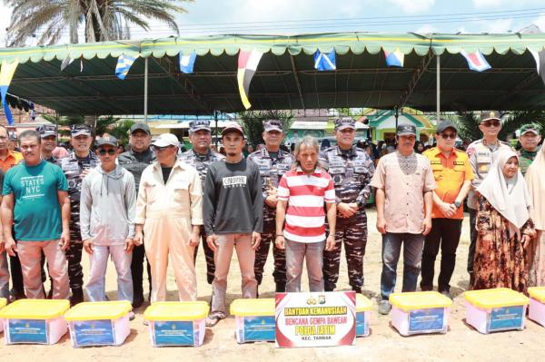 Pejabat Tinggi TNI dan Polri Tinjau dan Salurkan Bantuan Warga Terdampak Gempa di Pulau Bawean