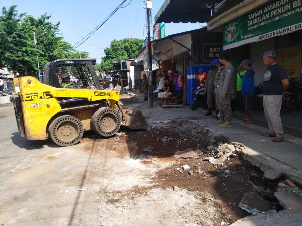 Satpol PP Kabupaten Probolinggo Tertibkan Puluhan Pedagang di Trotoar Pasar Semampir