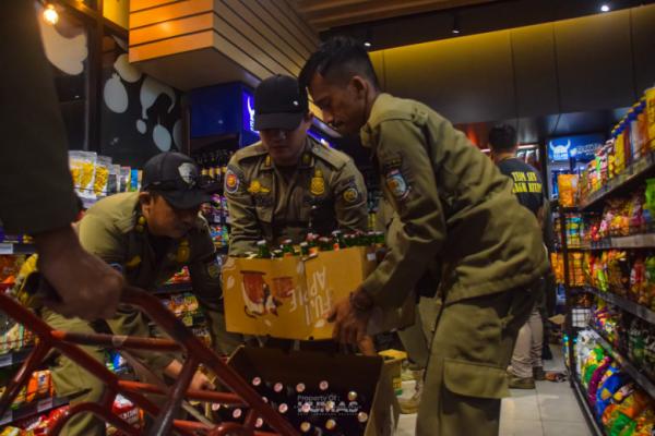 Ribuan Botol Miras Disita Petugas dari Toko Duta Buah Segar Alam Sutera, Tangerang Selatan