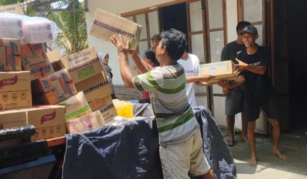 Peduli Korban Banjir Demak, Alumni IPB Jateng Serahkan Bantuan Paket Sembako