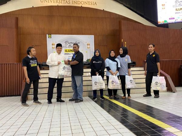 ILUNI UI Berbagi 3.549 Paket Ramadhan untuk Karyawan Outsourcing dan Masyarakat