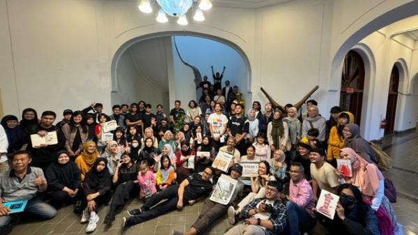 Sembari Ngabuburit, Ratusan Anggota BSW Gambar Sketsa Museum Pos Indonesia