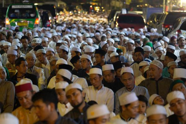 Shalat Tarawih Malam ke-21 Ramadan, Jamaah Padati Masjid Kramat Empang Bogor Hingga Jalan Raya