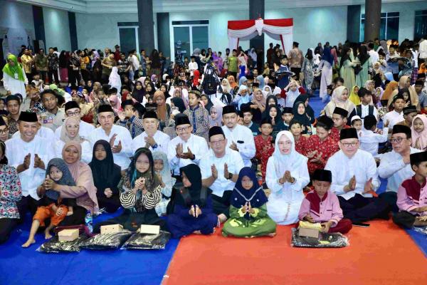 Safari Ramadhan di Kab. Kediri, Pj. Gubernur Jatim Serahkan Santunan 1.000 Anak Yatim