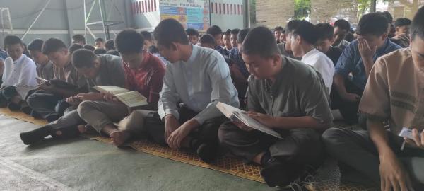 Siswa dan Karyawan SMPN 1 Bawang Khatamkan Al Quran Dalam Sehari, Ini Triknya