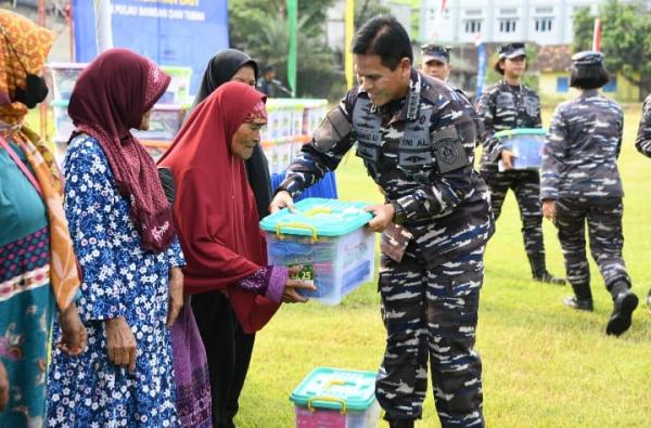 TNI AL Gelontorkan Ribuan Paket  Bantuan Korban Gempa  Tuban dan Bawean