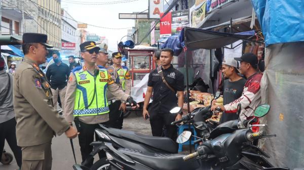 Petugas Gabungan Tertibkan PKL dan Parkir Liar di Jalan Ahmad Yani Garut
