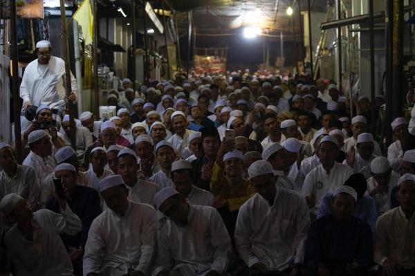 Antusiasme Warga dalam Menyambut Malam 21 Ramadan di Masjid Kramat Empang Bogor