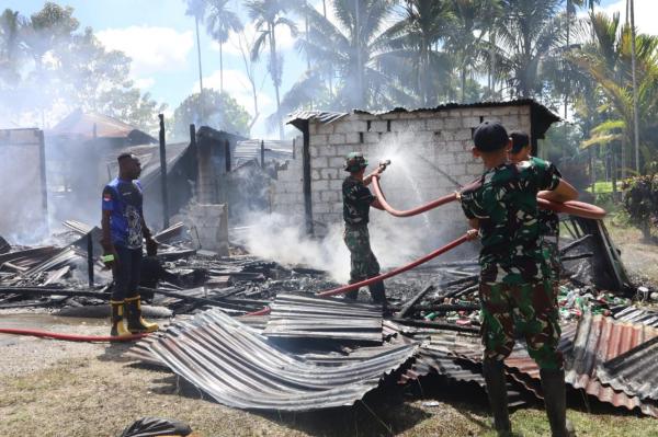 Gerak Cepat Personel Satgas Yonif 122/TS dalam Memadamkan Api di Salah Satu Rumah Warga