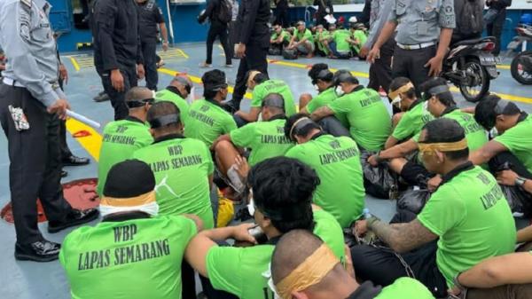 Dikawal TNI-Polri Bersenjata Lengkap, 56 Napi Lapas Semarang Dipindahkan ke Nusakambangan
