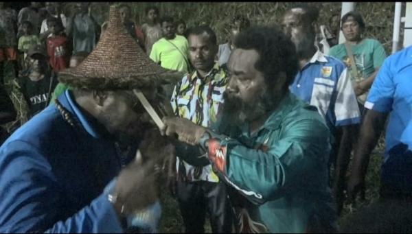 Tiba di Mamberamo Raya, Ketua KNPI Prov. Papua Disambut Kalungan Noken dan Topi Kebesaran