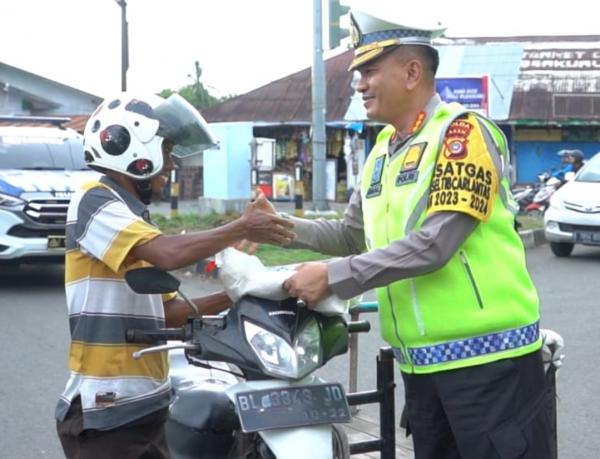 Dirlantas Polda Aceh Langsung Berikan Bantuan Beras Dan Takjil Kepada Masyarakat