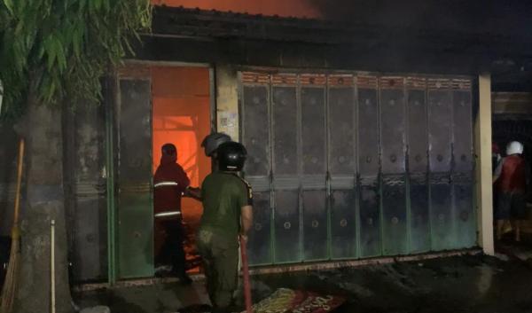 Breaking News! Kebakaran Hanguskan Toko Sembako di Ponorogo, Kerugian 1 Miliar